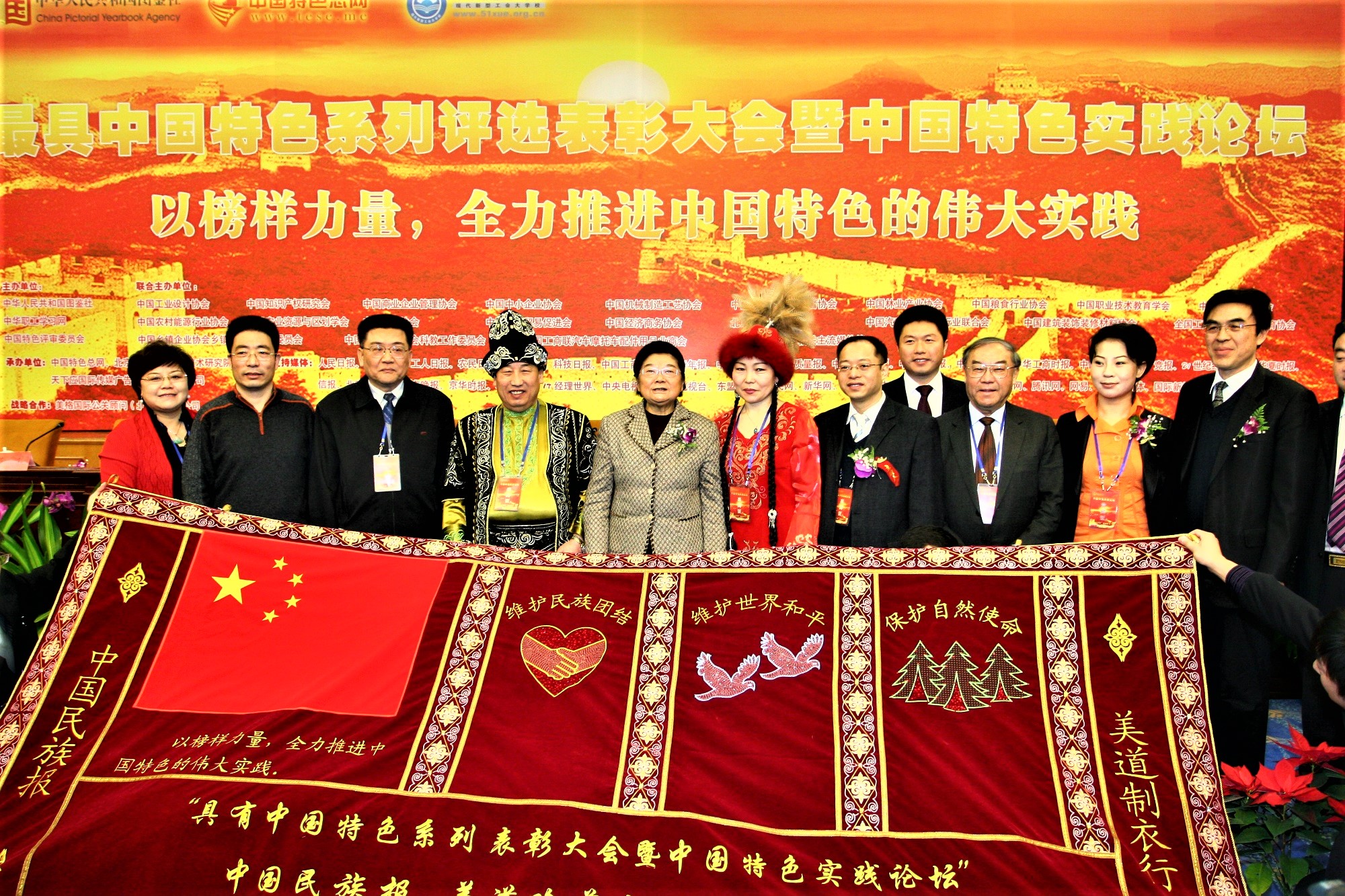 我院院长与领导一同接受赠礼1 (1).jpg